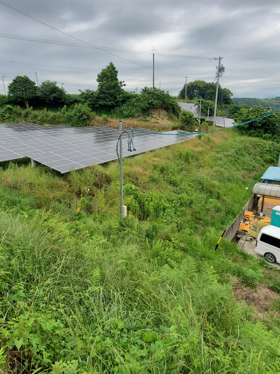 掛川市太陽光設備の下、草刈りを行いました。