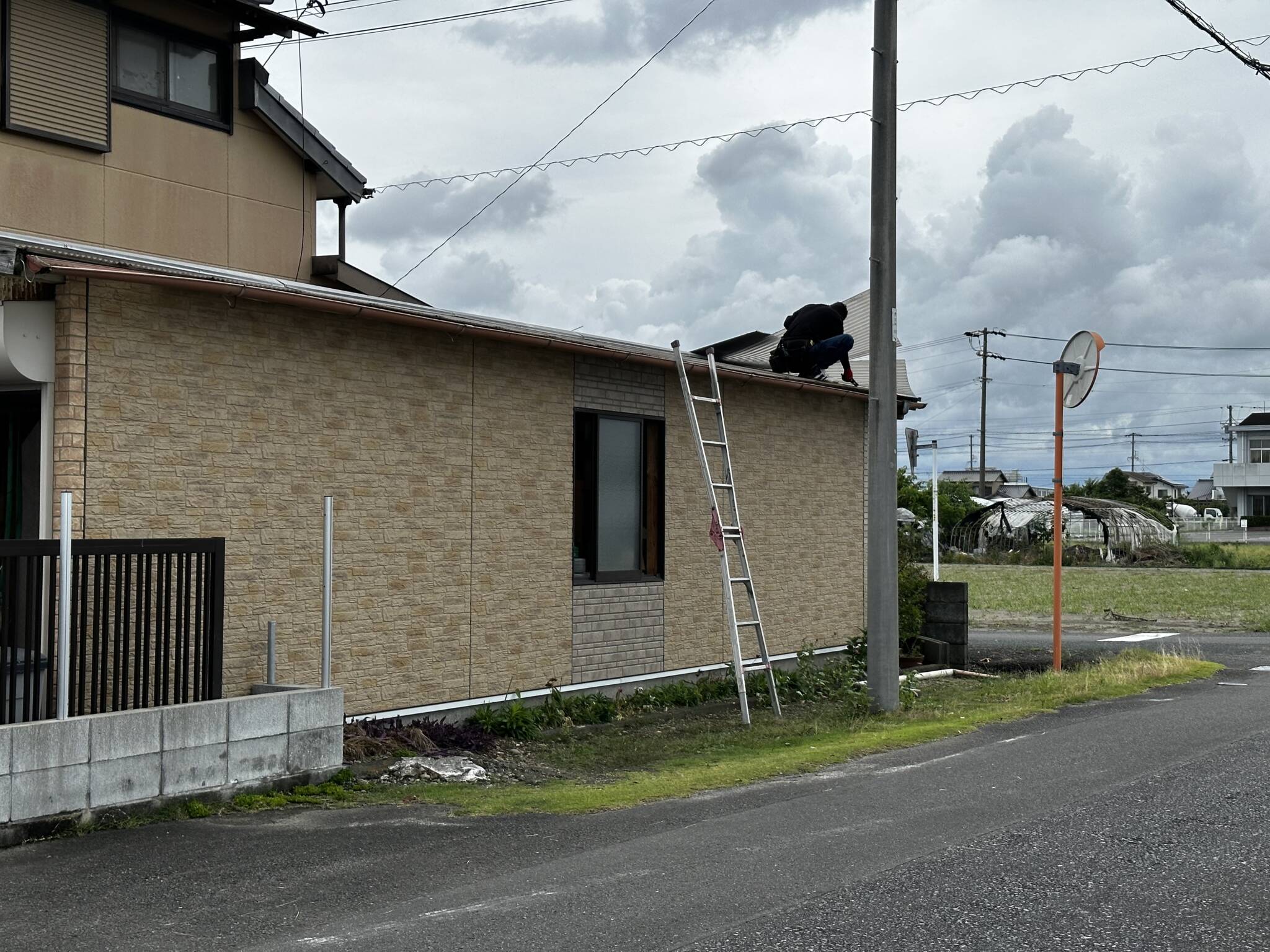 突風で倉庫の屋根が飛んでった